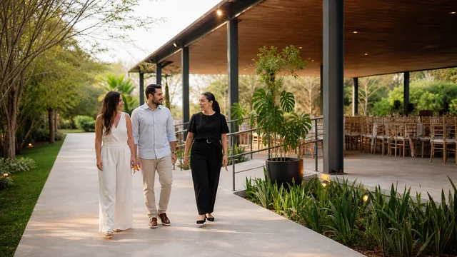 Equipe e casal avaliam a área coberta e os caminhos de um casamento ao ar livre