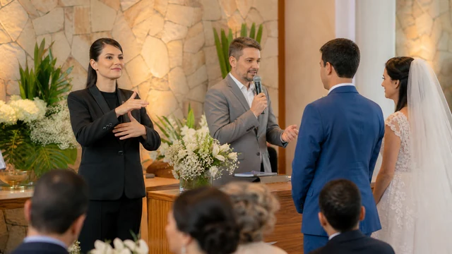 Intérprete de Libras participa de uma cerimônia de casamento