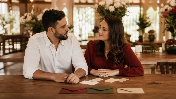 Casal organiza em conjunto o calendário de pagamentos do casamento