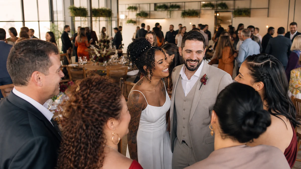 Casal conversa com pessoas próximas durante uma recepção intimista de casamento